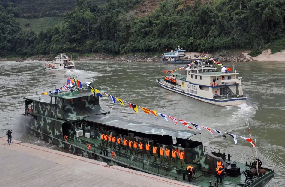 HIện tại Thuỷ quân Nhân dân Lào đang có khoảng 60 tàu bè các loại, trong số đó có 12 tàu tuần tra ven bờ do Việt Nam đóng, bốn tàu đổ bộ do Việt Nam cung cấp, số còn lại do Trung Quốc viện trợ. Nguồn ảnh: Newscn.