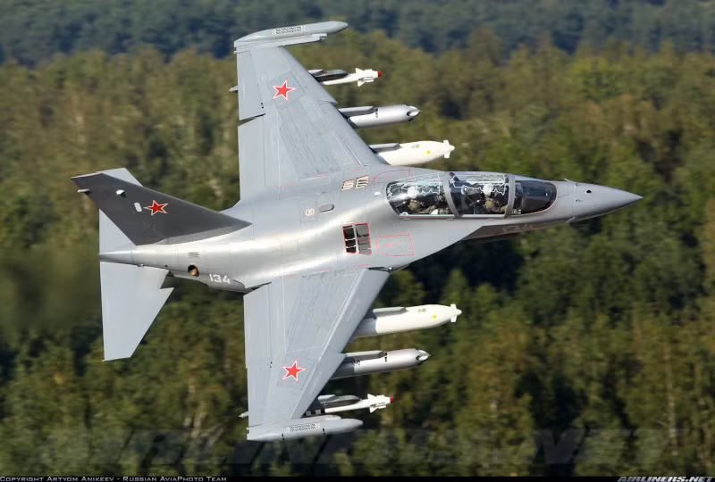 Yak-130 thậm chí còn tương thích với các loại vũ khí do Mỹ và phương Tây sản xuất, ví dụ như tên lửa không đối không AIM-9L Sidewinder, Magic 2 hay bom AGM-65. Nguồn ảnh: Airliners.
