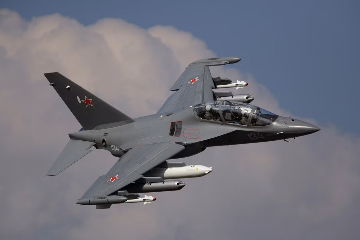 Ngoài ra, Yak-130 còn có khả năng mang vũ khí cực kỳ tốt. Với tổng cộng 9 giá treo, loại chiến đấu cơ "đội lốt" máy bay huấn luyện này có thể mang theo được tối đa tới 3 tấn vũ khí các loại. Nguồn ảnh: Airliners.