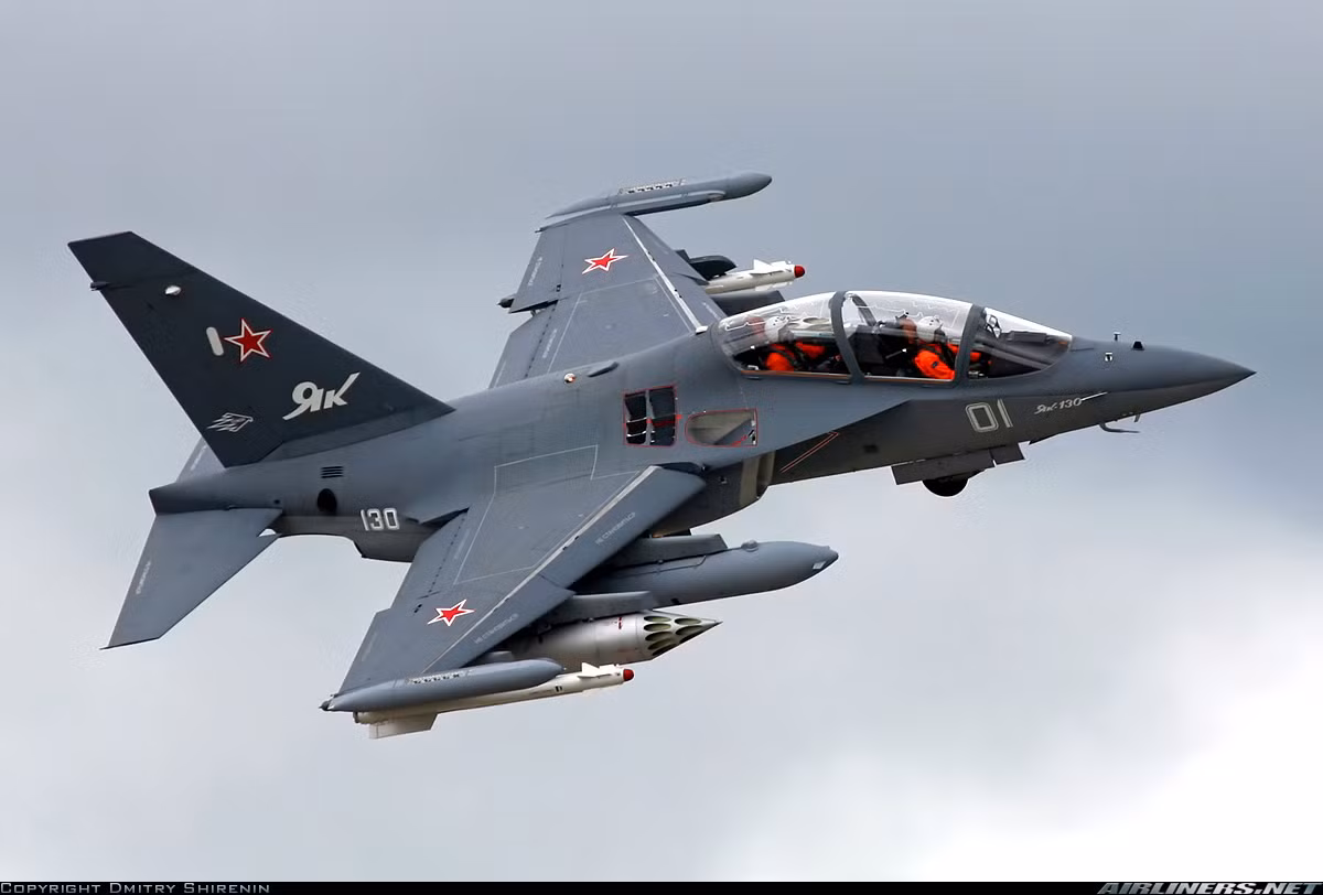 Tuy radar của Yak-130 chỉ có tầm hoạt động 40km ở phía sau và 85km ở phía trước máy bay, Yak-130 vẫn được xem là loại chiến cơ huấn luyện có khả năng tác chiến tốt bậc nhất thế giới hiện nay, hoàn toàn có thể hoạt động như một tiêm kích hạng nhẹ khi cần. Nguồn ảnh: Airliners.