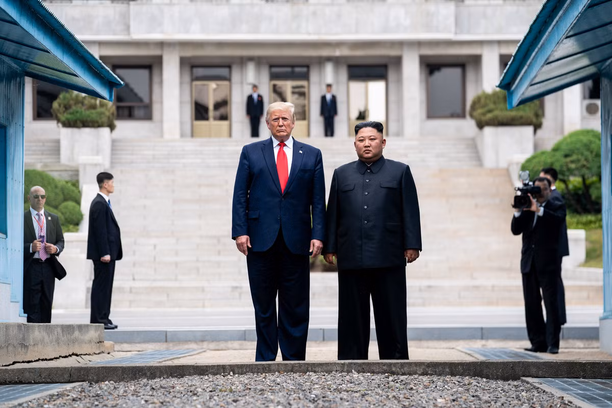 Cũng trong năm này, Tổng thống Donald Trump đã làm được điều "phi thường" khi trở thành Tổng thống Mỹ đầu tiên đặt chân lên Triều Tiên. Nguồn ảnh: NYtimes. Mời độc giả xem Video: Trùm khủng bố Osama bin Laden.
