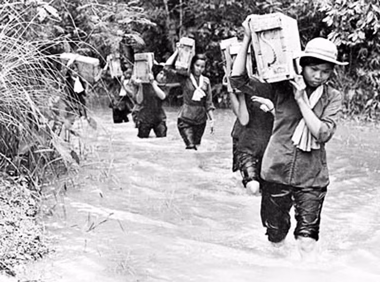 Tới thời kháng chiến chống Mỹ cứu nước, một lần nữa lực lượng Thanh niên xung phong lại được huy động để tham gia phục vụ cuộc chiến. Nguồn ảnh: TL.
