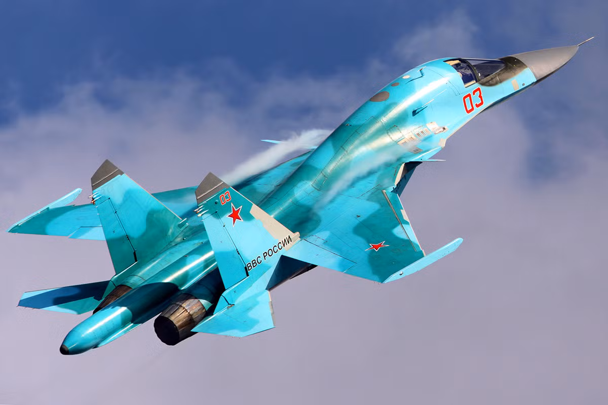  Tiêm kích bom Su-34 là loại máy bay chiến đấu được Liên Xô phát triển và Nga sản xuất. Đây là loại tiêm kích - bom tầm trung, hai ghế ngồi, hai động cơ, hoạt động được trong mọi điều kiện thời tiết. Nguồn ảnh: Rumil.