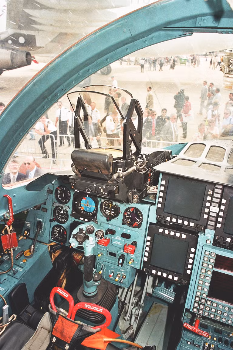 Vị trí của phi công lái chính trên tiêm kích - bom Su-34 của Không quân Nga. Nguồn ảnh: Rumil.