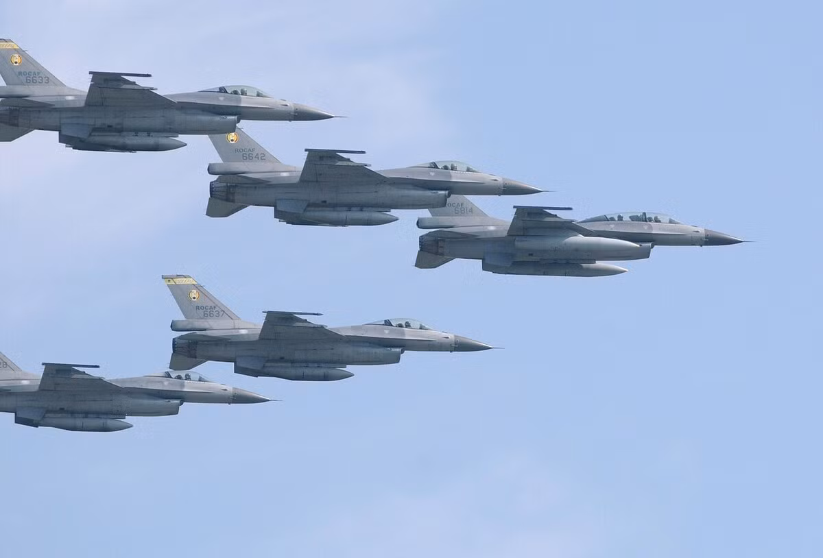 Tuy nhiên với J-11, loại tiêm kích được Trung Quốc sao chép từ dòng Su-27 của Nga vốn được xem là "nặng đô" hơn rất nhiều so với J-10, tiêm kích F-16V của Đài Loan khó có thể so bì được. Nguồn ảnh: BI.