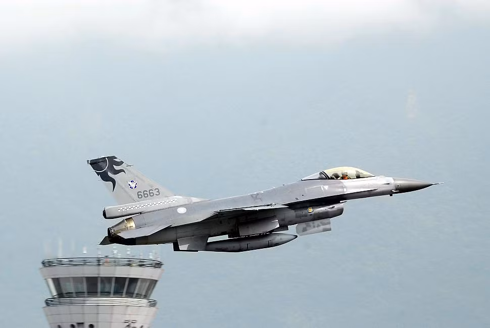 Ngoài ra, Đài Loan cũng mua gói nâng cấp để biến 144 chiến đấu cơ F-16A/B của mình thành phiên bản F-16V. Với tốc độ này, số lượng F-16 của Đài Loan đã gần tiệm cận với số lượng dàn tiêm kích J-10 của Trung Quốc hiện tại. Nguồn ảnh: BI.