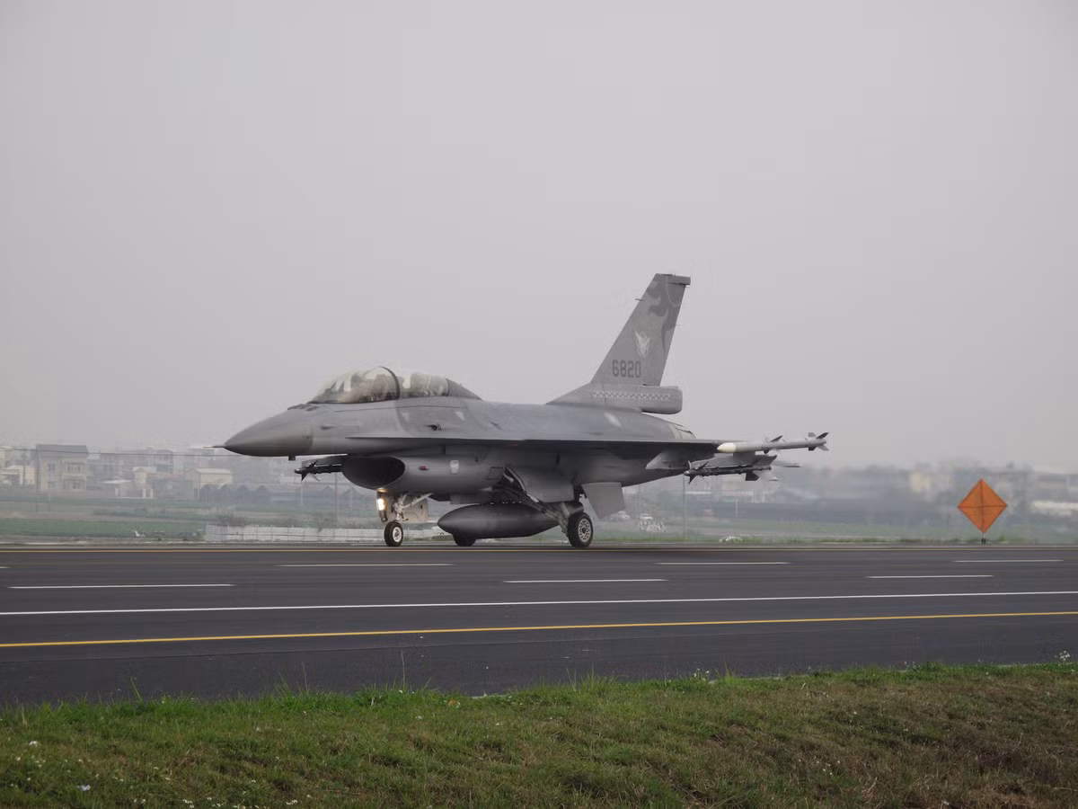 Nếu so sánh tiêm kích F-16V với chiến đấu cơ J-10, đây đều là hai loại chiến đấu cơ sử dụng một động cơ, việc F-16V ra đời sau nên hiện đại vượt trội hơn hẳn là điều khá dễ hiểu. Nguồn ảnh: BI.