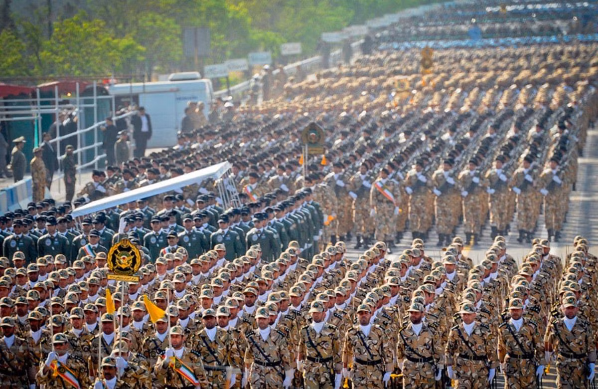 Hiện tại, quân số của Quân đội Iran đang vào khoảng 523.000 người. Đây là quân số khá lớn, tuy nhiên vẫn chưa thấm vào đâu so với quân số của Quân đội Mỹ. Nguồn ảnh: Pinterest.