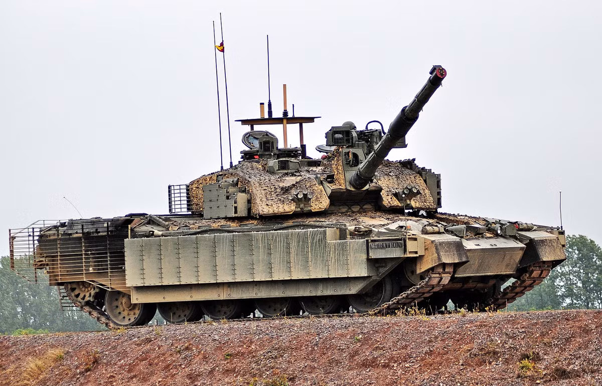 Ở vị trí thứ 7 là loại xe tăng an toàn nhất thế giới - xe tăng Challenger 2. Loại xe tăng này sử dụng nòng pháo 120mm, động cơ 1200 mã lực và quan trọng nhất là vỏ bọc chất liệu đặc biệt, khiến cho Challenger 2 tới nay vẫn chưa từng bị hạ bởi đối phương trên chiến trường. Nguồn ảnh: Rumililtary.