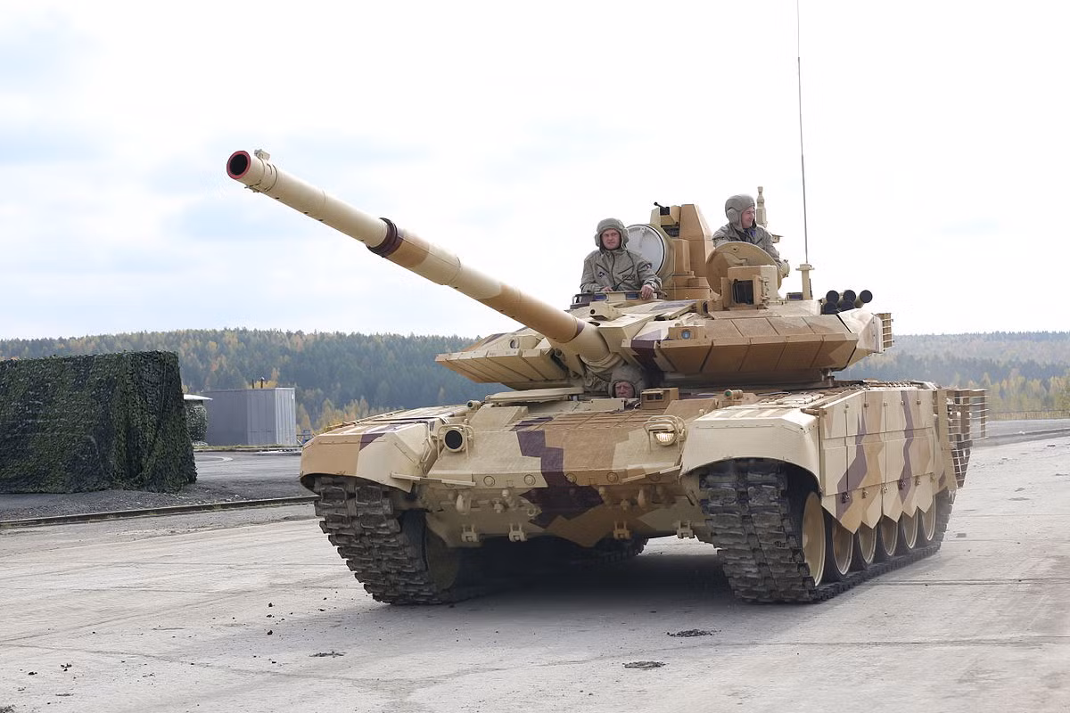 Đứng ở vị trí thứ tư là xe tăng T-90AM. Đây là đối thủ cạnh tranh trực tiếp với xe tăng chủ lực Abrams của Mỹ. Xe sử dụng nòng pháo cỡ 125mm, giáp mô-đun cùng với động cơ 1130 mã lực. Nguồn ảnh: Rumililtary.