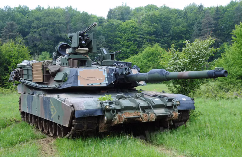 Trên T-90AM một bậc là xe tăng Abrams phiên bản M1A2 SEP của Mỹ. Loại xe tăng này cung cấp hệ thống phòng thủ chủ động mới, có khả năng làm mù đầu đạn dẫn đường của đối phương. Nguồn ảnh: Rumililtary.