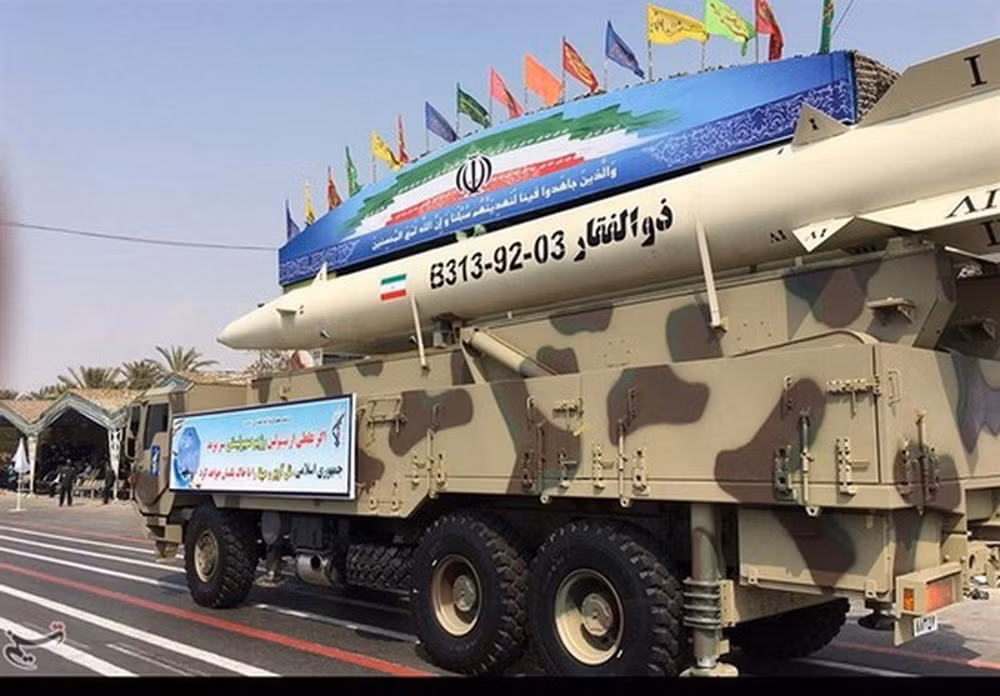 Tiếp đến là tên lửa Zolfaghar. Loại tên lửa này được Iran cải tiến từ phiên bản Fateh-110 và có tầm bắn lên tới 700 km dù nó có kích thước nhỏ gọn hơn cả Shahab 2. Nguồn ảnh: QQ.