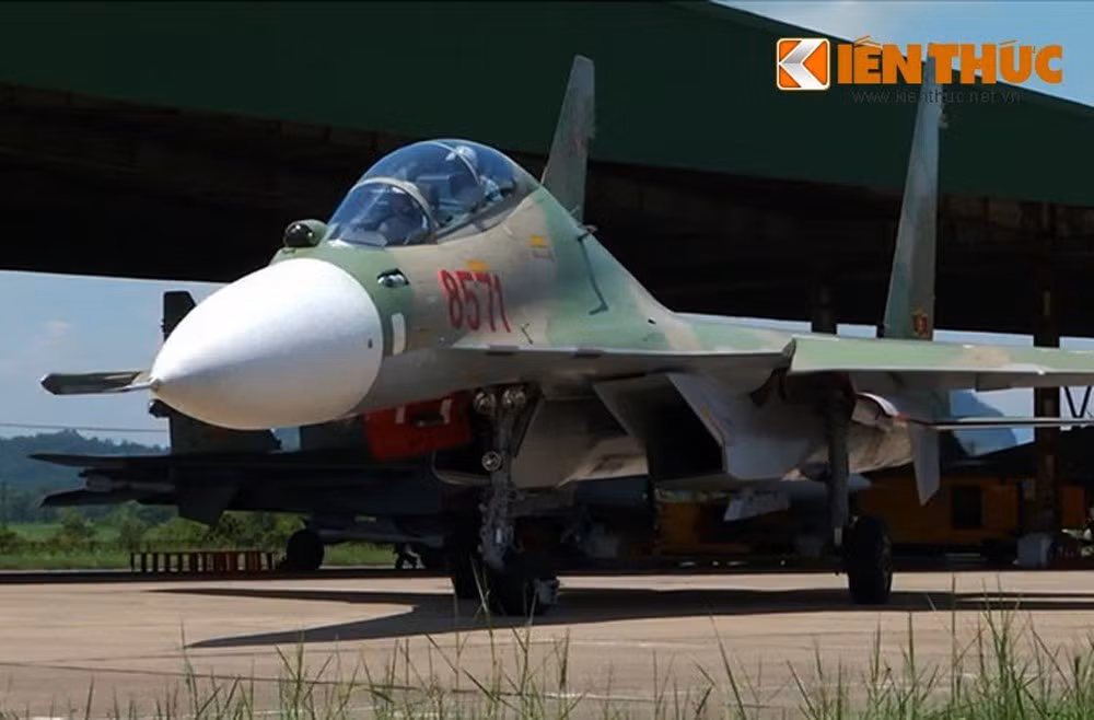 Tuy nhiên ở từng quốc gia, chiến đấu cơ Su-30MK2 sẽ có cấu hình khác nhau đôi chút chứ không giống nhau hoàn toàn. Tại Việt Nam, Su-30MK2 được cải biến để tối ưu hóa cho nhiệm vụ tấn công mặt đất và đánh mục tiêu trên biển.