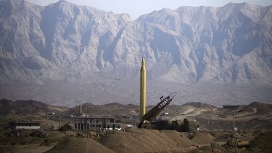 Iran bắt đầu phát triển loại tên lửa Shahab-3 trong giai đoạn 1997-2002, sau đó đưa khoảng 50 quả đạn vào biên chế năm 2003.