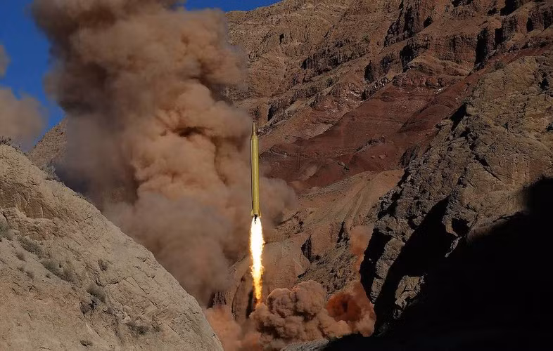 Trước đó vào chiều tối ngày 25-7-2019, Iran đã phóng tên lửa đạn đạo tầm trung Shahab-3 và thu được kết quả thử nghiệm rất tốt.