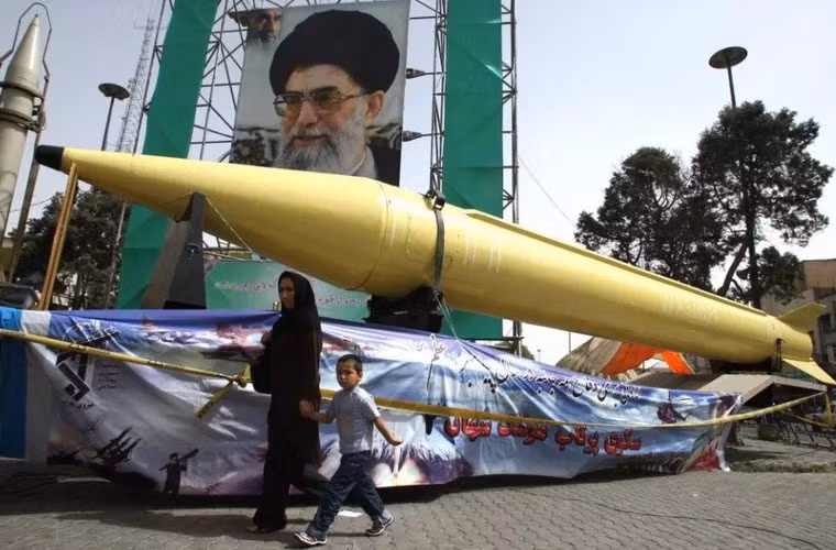 Vụ phóng được thực hiện ở Nam Iran và quả tên lửa này bay khoảng 960 km về phía Bắc trước khi rơi xuống đất.