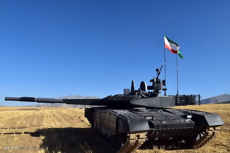 Trong quá khứ, Iran từng nghiên cứu máy bay tiêm kích F5 hạng nhẹ của Mỹ để chế tạo ra các phiên bản trong nước, họ cũng chế tạo thành công các phiên bản tên lửa từ những nguyên mẫu của Liên Xô và Triều Tiên, vì thế nhiều khả năng chiếc xe tăng hạng nặng Karrar mới nhất của họ có thể là mẫu copy tính xe tăng hiện đại T-90MS của Nga.