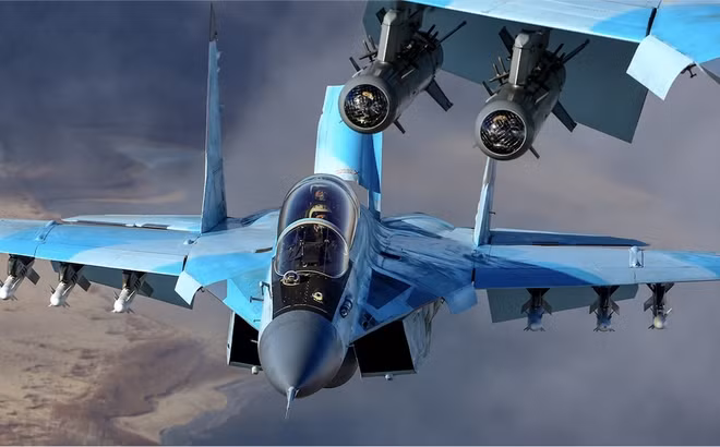 Ngoài kho vũ khí cực mạnh, sự linh hoạt của máy bay MiG-35 cũng được đánh giá cao khi nó có thể đạt tốc độ 1.450 km/h ở độ cao thấp và 2.560 km/h ở độ cao lớn. Trần bay tối đa của MiG-35 là 17,5 km, phạm vi hoạt động của máy bay khi không cần tiếp nhiên liệu là 3100 km.