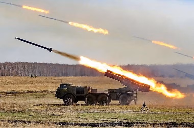 BM-30 Smerch có khả năng phóng từng quả đạn riêng rẽ hoặc phóng theo loạt 3, 6 và 12 đạn. Tổ hợp này đặc biệt hiệu quả đối với các nhóm quân tập trung, xe thiết giáp, khẩu đội pháo binh, sân bay và mục tiêu tản mát của đối phương.