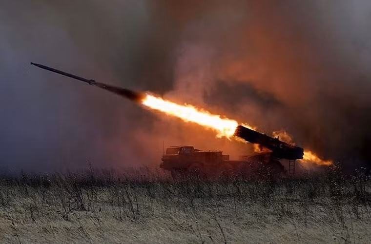 Một loạt phóng 12 đạn của BM-30 có thể bao phủ diện tích tới 67 hecta. Đôi khi Smerch còn được gọi là vũ khí hủy diệt hàng loạt, với việc đầu đạn chống bộ binh đủ sức tiêu diệt mọi sinh vật sống trong khu vực sát thương.