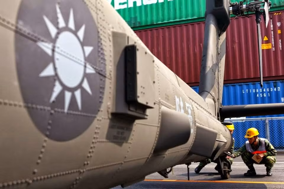 Ngoài khả năng vận tải, UH-60 cũng có khả năng mang theo vũ trang với việc mang theo được tối đa 2 súng máy hai bên hông hoặc mang theo cánh treo vũ khí với tổng cộng bốn giá treo. Nguồn ảnh: QQ.