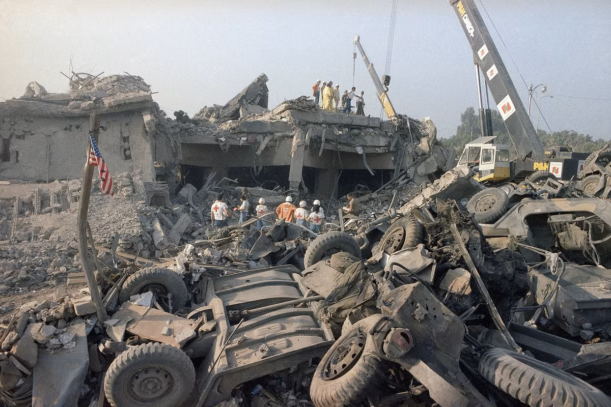 Năm 1983, các phần tử khủng bố Hezbollah - lực lượng được Iran hậu thẫn đã đánh bom vào một căn cứ quân sự của Mỹ ở Beirut, Lebanon khiến 241 lính Mỹ thiệt mạng chỉ trong một ngày. Nguồn ảnh: Pinterest.
