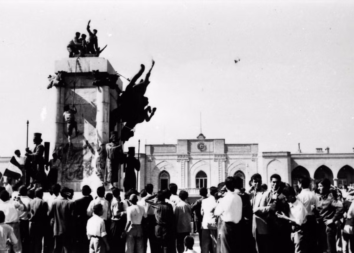 Trong cuộc cách mạng hồi giáo này, sinh viên và người dân Iran thậm chí đã bao vây, tấn công và bắt giữ các nhân viên Mỹ bên trong đại sứ quán Mỹ ở Tehran. Nguồn ảnh: Pinterest.