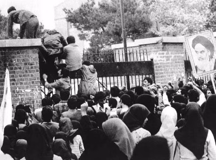 Tuy nhiên, đây vẫn chưa phải dấu chấm hết cho mối quan hệ giữa Mỹ và Iran. Thực tế thì việc một chế độ mới đứng lên lật đổ chế độ cũ sau đó tiếp tục quan hệ với quốc gia chống lưng cho chế độ cũ là hoàn toàn có thể. Và chắc chắn, mối quan hệ giữa Iran và Mỹ đã trở nên tốt đẹp hơn nếu không có những căng thẳng sau này. Nguồn ảnh: Pinterest.