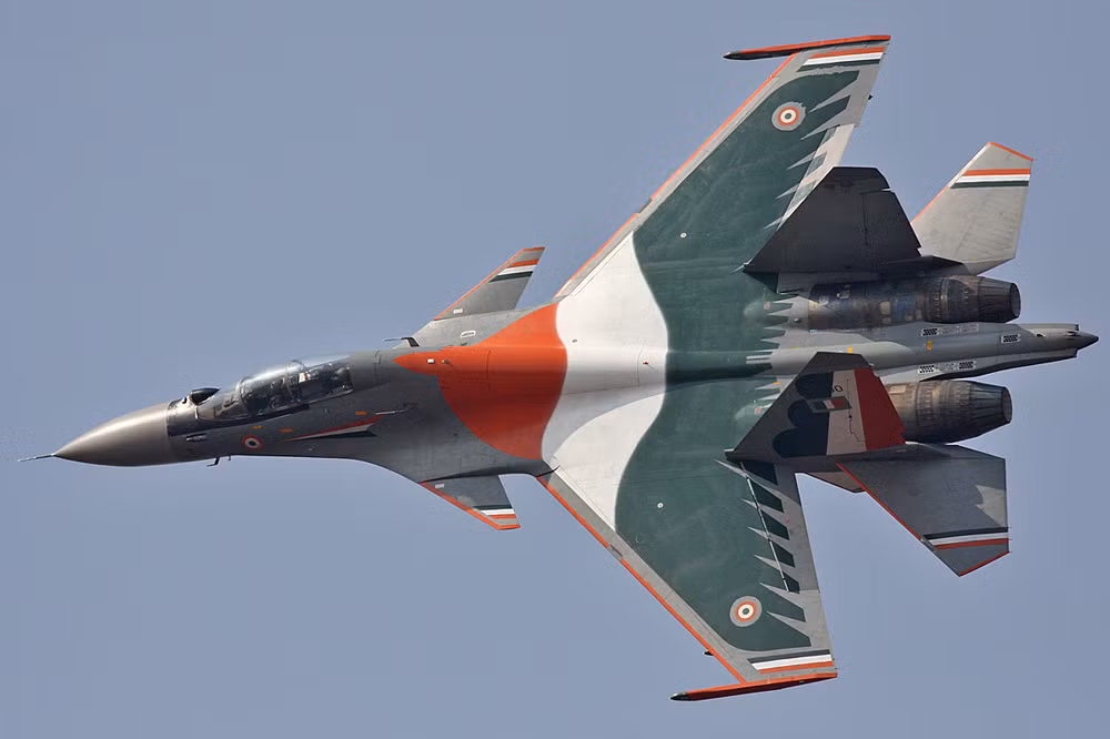 Chưa kể tới việc, dây chuyền lắp ráp tiêm kích Su-30MKI của Ấn Độ mới chỉ vừa đi vào sản xuất - có nghĩa là chưa được tối ưu hoá hoàn toàn so với dây chuyền "nhiều năm tuổi" mà Nga sử dụng. Nguồn ảnh: Pinterest.