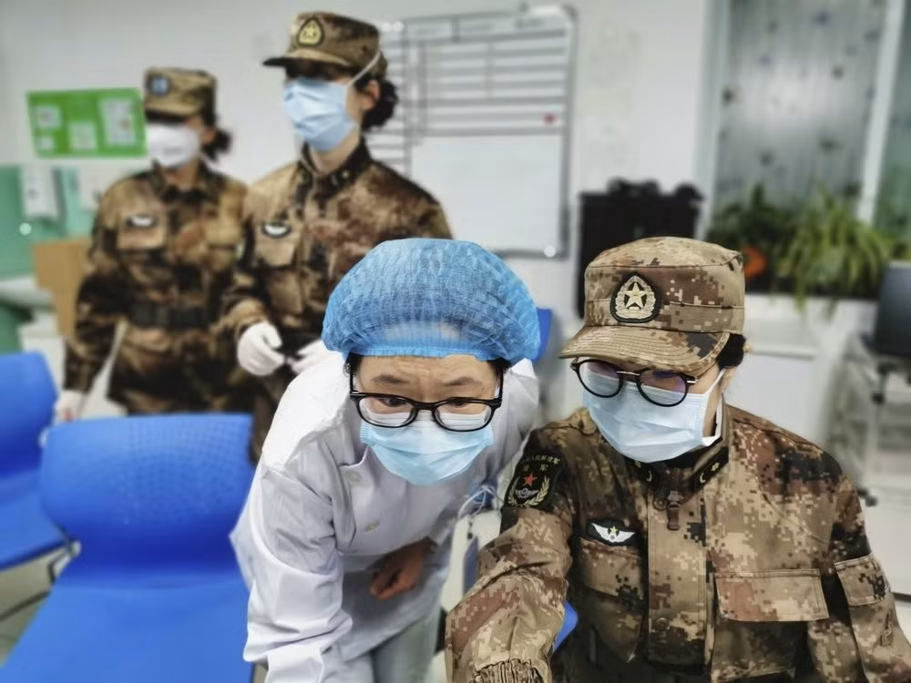 Với sự hỗ trợ của quân đội, các nhân viên y tế trong thành phố Vũ Hán đã được giảm tải rất nhiều. Tuy nhiên các bệnh viện bên trong thành phố đều quá tải, bệnh nhân được đặt la liệt ngoài hành lang và dẫn đến nguy cơ mất vệ sinh. Nguồn ảnh: QQ.