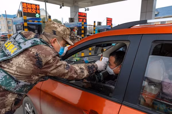 Tại nhiều thành phố khác, quân đội được huy động để tham gia kiểm soát các tuyến đường giao thông, tìm những người bị nghi có dấu hiệu của nhiễm cúm. Nguồn ảnh: QQ.