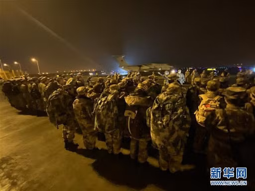 Ngay trong những đêm cuối năm, sát Tết âm lịch của Trung Quốc, hàng nghìn thành viên thuộc Quân đội Trung Quốc đã được huy động để tiến hành phong toả Vũ Hán - nơi đầu tiên phát tán ra dịch bệnh do virus Corona. Nguồn ảnh: QQ.