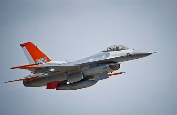 Trong quá khứ, Không quân Mỹ từng cải biên một loạt các chiến đấu cơ F-16 Block 15 và Block 25 cùng với các chiến đấu cơ F-16C sang phiên bản máy bay không người lái điều khiển từ xa. Nguồn ảnh: USAF.