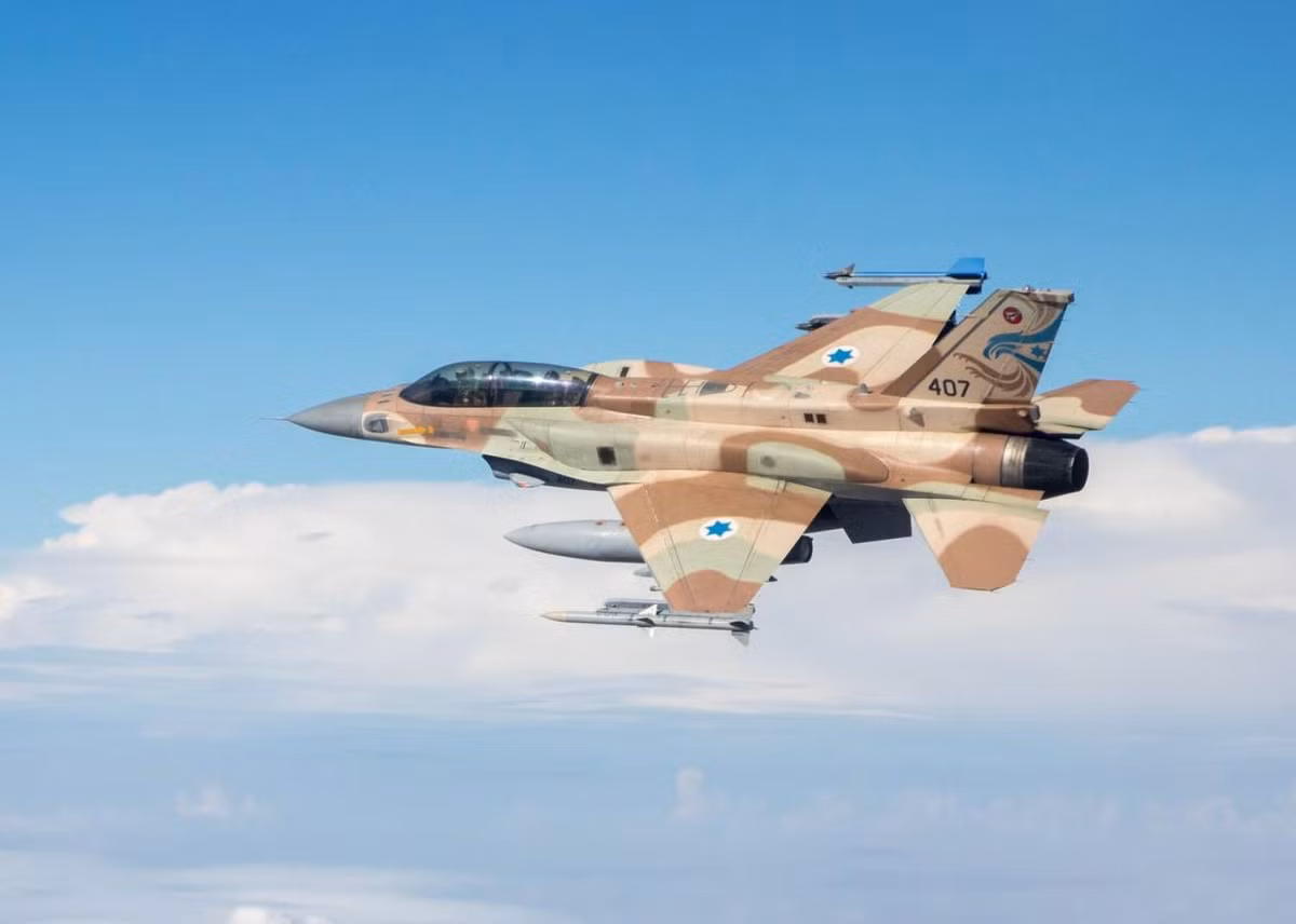 Theo thông tin được đài phát thanh Israel đăng tải, cơn mưa lớn xảy ra vào hồi thứ năm tuần trước. Cơn mưa lớn đã khiến một vài công trình bị hư hại, 8 máy bay F-16 của Không quân Israel bị ngập nước trong vụ việc. Nguồn ảnh: Livejournal.