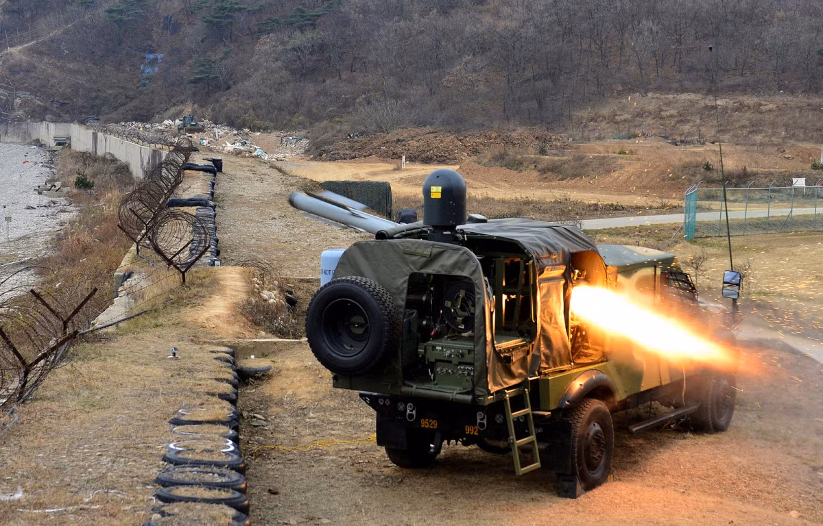 Tổ hợp tên lửa này cũng có cơ cấu phóng tương đương như tên lửa Javelin của Mỹ khi Spike sẽ bay thẳng lên độ cao lớn sau đó bổ nhào vào mục tiêu - giúp tiêu diệt mục tiêu ở sau vật cản. Nguồn ảnh: Pinterest.