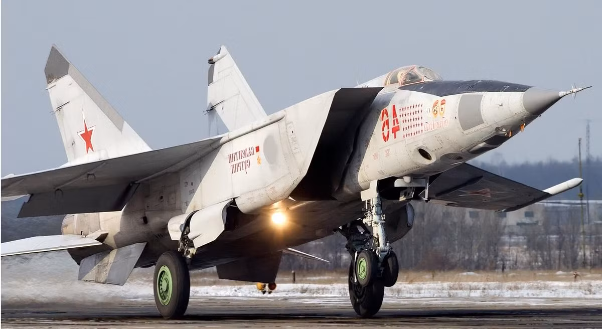 Vị chuyên gia người Nhật nay cũng đánh giá, tiêm kích MiG-25 được coi là phiên bản chiến đấu cơ tốc độ cao thế hệ mới, được Liên Xô sản xuất với độ hiện đại và hoàn thiện vượt trên một bậc so với các loại siêu cơ tốc độ cao Mỹ từng sử dụng. Nguồn ảnh: Pinterest.