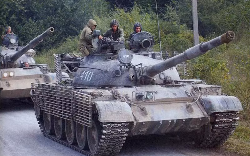 Trong quá khứ, T-62 là loại xe tăng sớm bậc nhất thế giới được trang bị hệ thống pháo nòng trơn cớ 115mm. Khẩu pháo từng làm "vua" này tới nay đã không còn sức công phá kinh hoàng như trước. Nguồn ảnh: Pinterest.