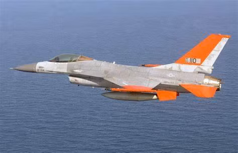 QF-16 là loại máy bay không người lái được cải biên từ những chiếc F-16 dòng cũ bị không quân Mỹ cho loại biên. Loại máy bay này được điều khiển tử xa, có độ cơ động rất tốt nhưng vẫn có nhiều hạn chế hơn 5GAT. Nguồn ảnh: Sina.