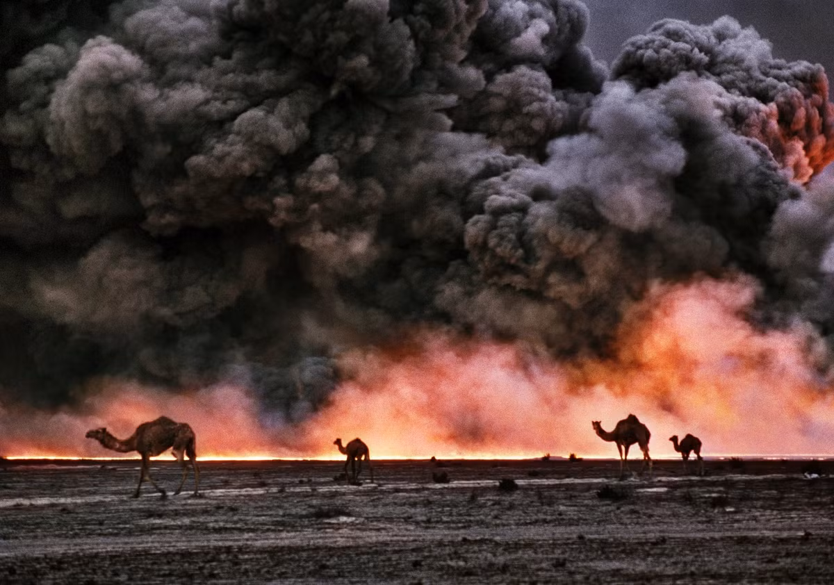 Do chiến sự ác liệt và chưa biết chắc rằng liệu quân Iraq có phản công hay không, Mỹ và liên quân không vội vàng gì trong việc xử lý các đám cháy mỏ dầu này. Nguồn ảnh: Pinterest.