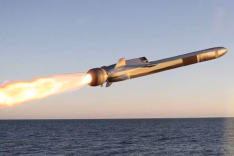 Được biết, tập đoàn vũ khí Raytheon của Mỹ đã cùng bắt tay với Na Uy hợp tác sản xuất loại tên lửa NSM này để trang bị cho các chiến hạm ven bờ.