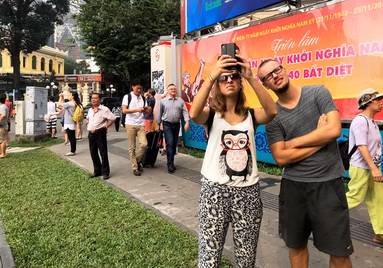Khách nước ngoài thích thú dùng ĐTDĐ ghi lại hình ảnh diễn tập chữa cháy ở trung tâm TP.HCM.