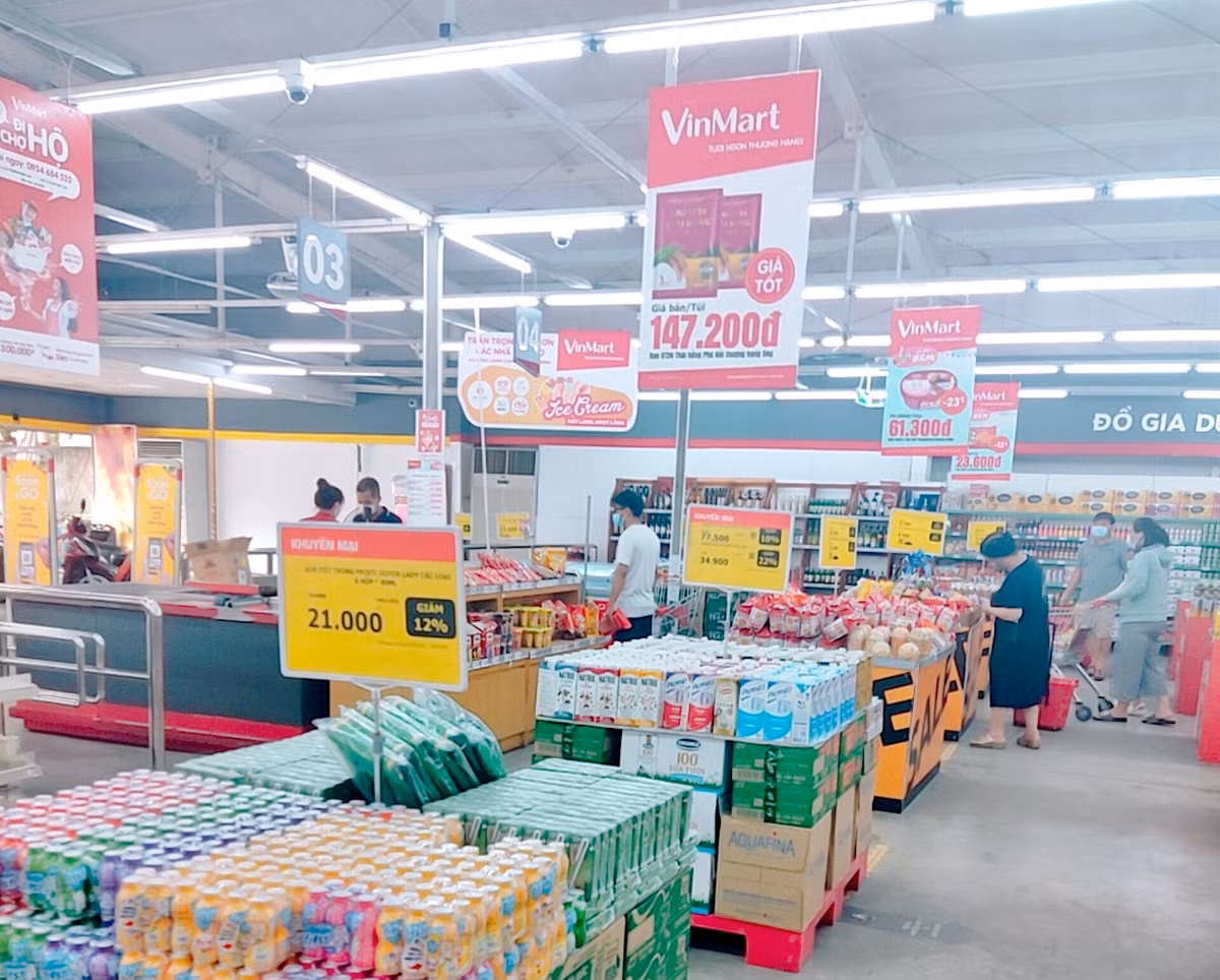 Lượng người mua hàng tại các siêu thị trong sáng nay cũng giảm, không còn cảnh xếp hàng chờ thanh toán.