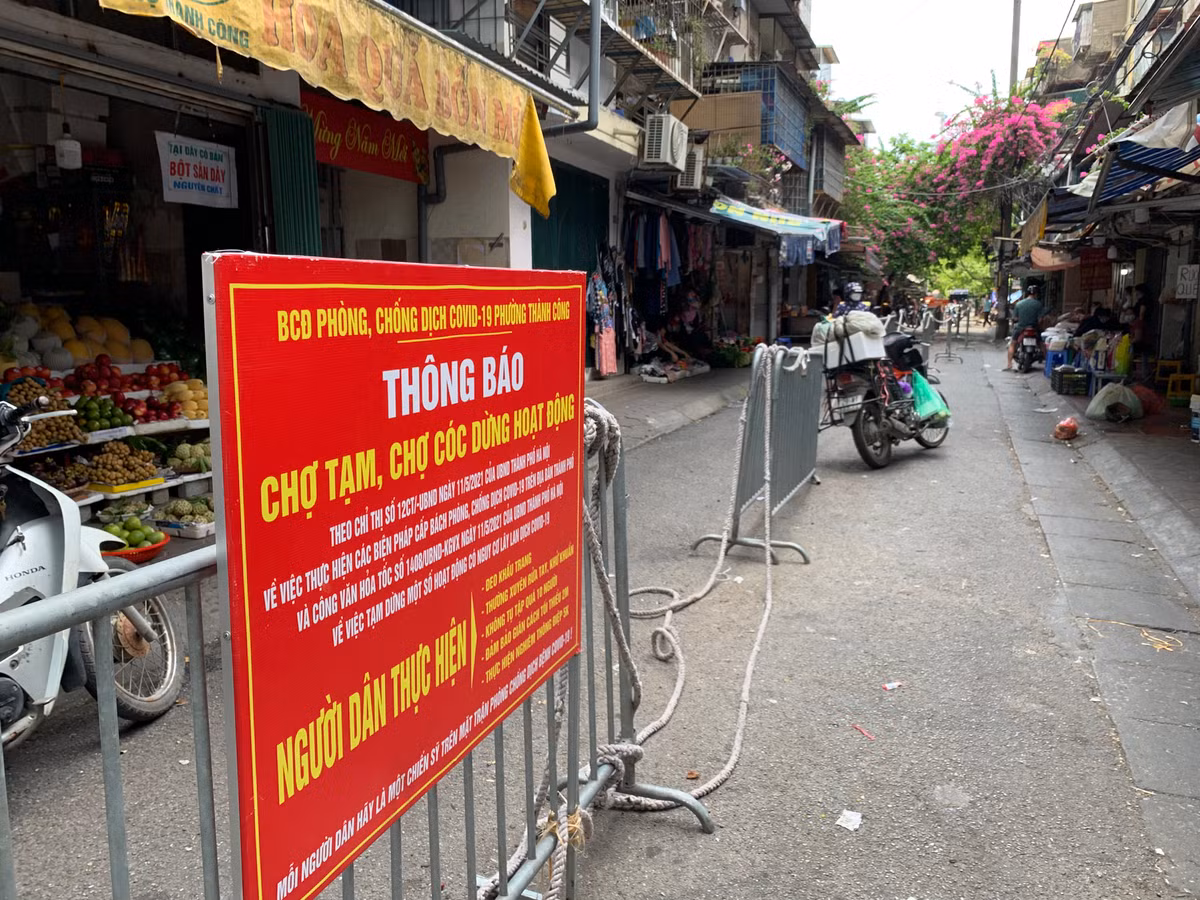 Trong khi đó, các chợ dân sinh, chợ cóc cũng có thông báo tạm nghỉ, không bán hàng.