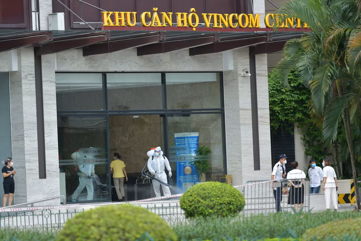 Khu căn hộ của TTTM Vincom cũng được phun khử khuẩn.
