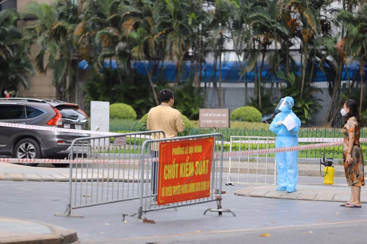 Ha Noi: Phong toa TTTM Vincom Ba Trieu do lien quan ca F0-Hinh-2