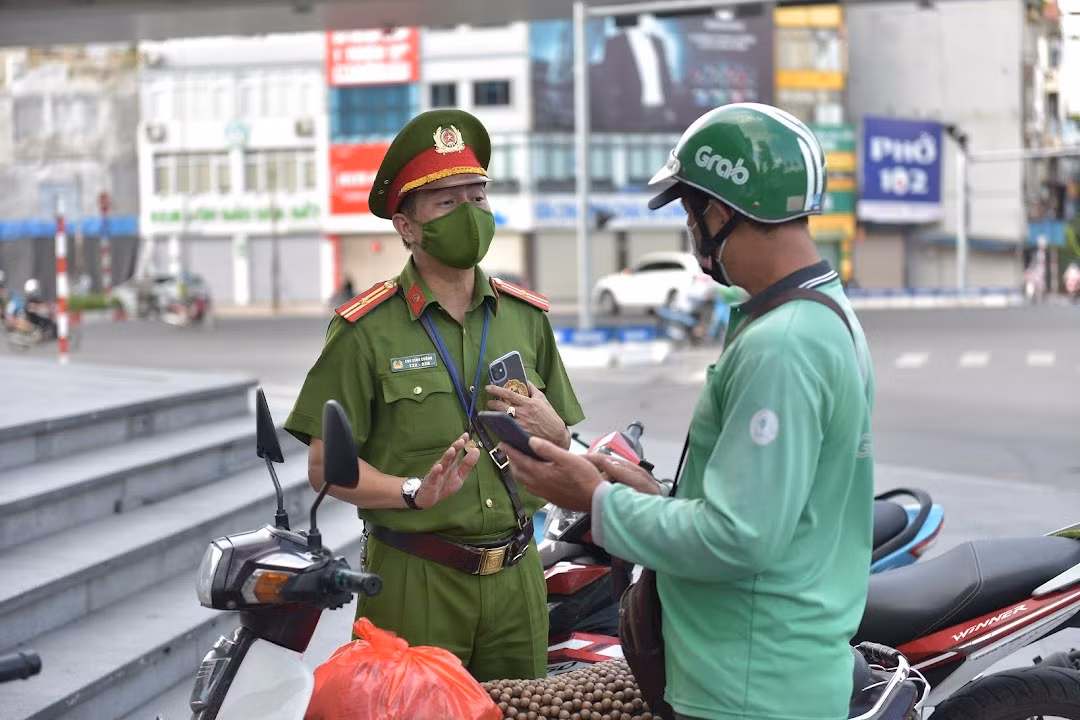 Tuy nhiên, hầu hết các trường hợp bị xử phạt đều chống đối, không hợp tác. Thiếu tá Cường cho biết, có một trường hợp tài xế grab không chịu ký biên bản, công an phường Khương Mai đã phải mất gần 3 tiếng để cưỡng chế xử lý trường hợp này.