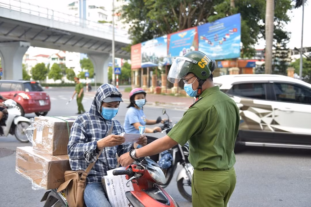 Để kiểm soát tình trạng shipper hoạt động tự do, công an các phường trên địa bàn Thành phố đã thường xuyên kiểm tra những phương tiện chở hàng ngoài đường.