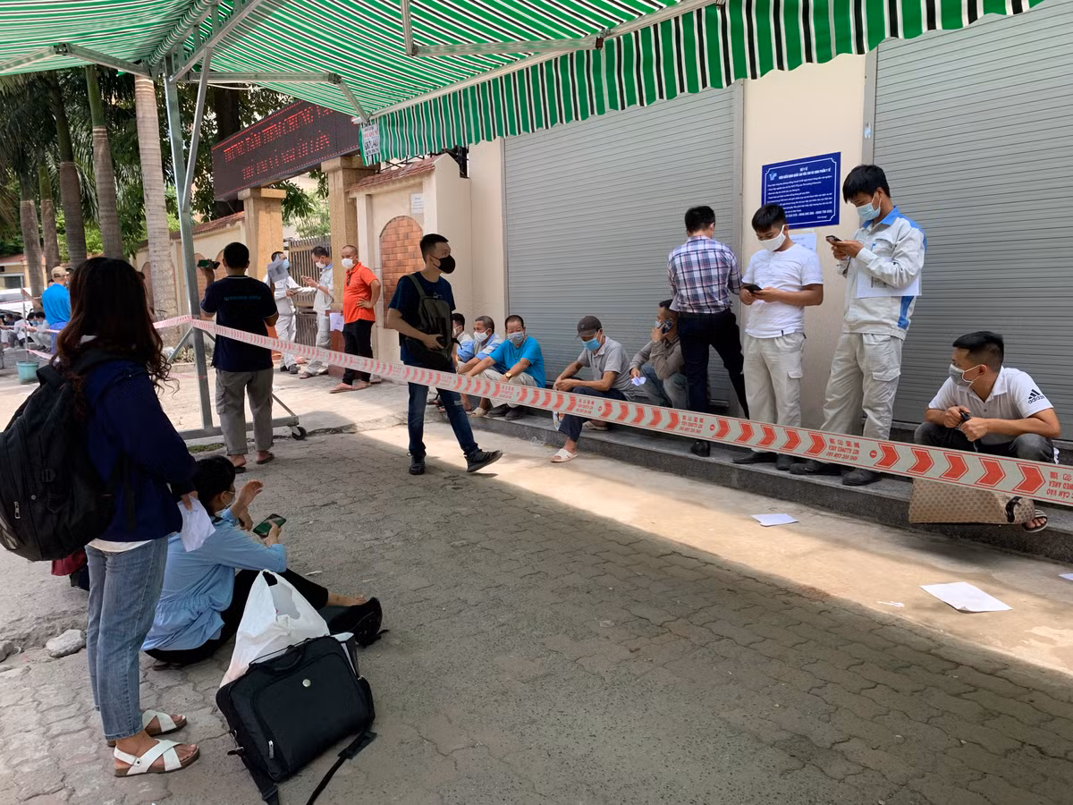 Do không kịp xếp hàng buổi sáng nên nhiều người ngồi chờ qua trưa để kịp làm xét nghiệm đầu giờ chiều.