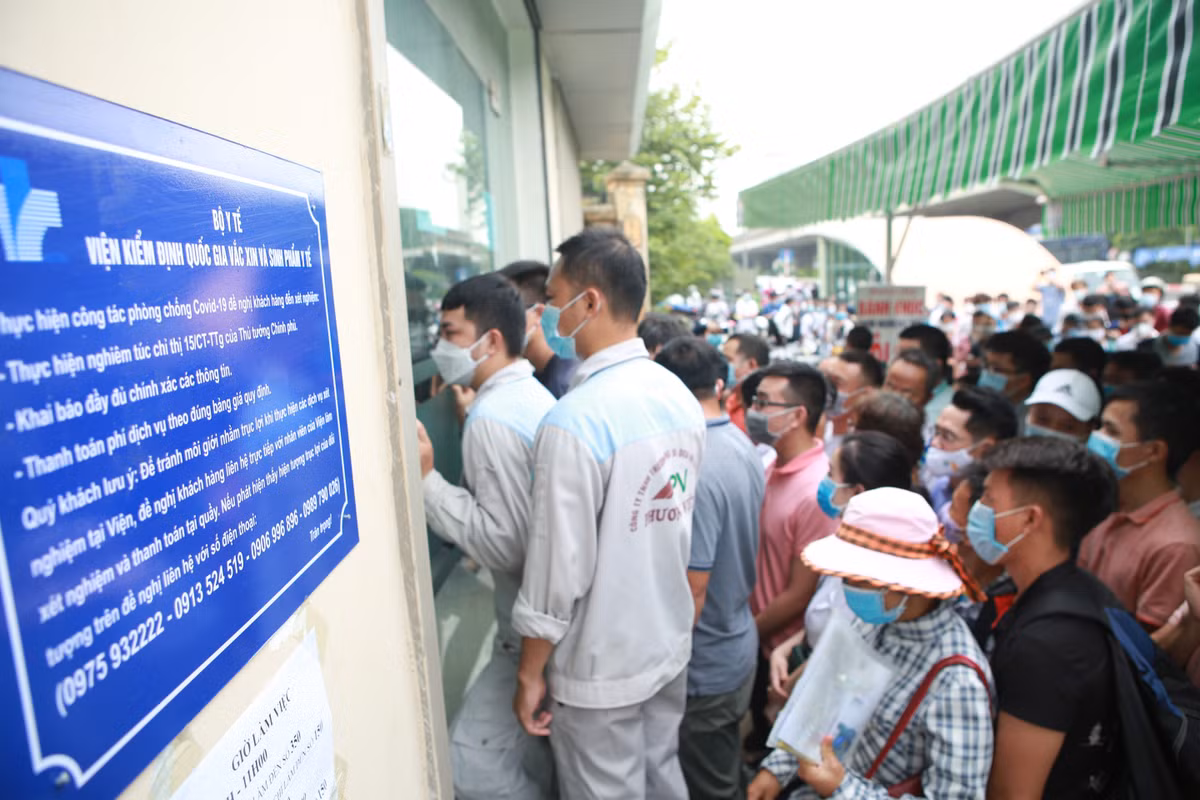 Theo ghi nhận của PV báo Tri thức và Cuộc sống, điểm xét nghiệm COVID-19 của Trung tâm Dịch vụ Khoa học Kỹ thuật và Y tế (thuộc Bộ Y tế) có hàng trăm người đứng chờ làm xét nghiệm.