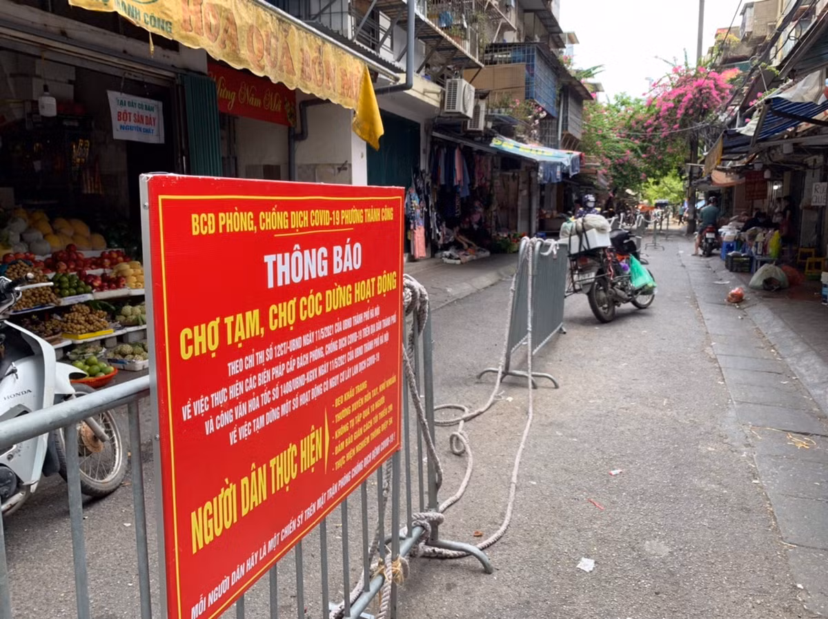 Tại chợ Thành Công (Đống Đa, Hà Nội), lực lượng chức năng đã sử dụng hàng rào, dây thừng để phân làn trong chợ, người dân buộc phải đi theo luồng cố định.